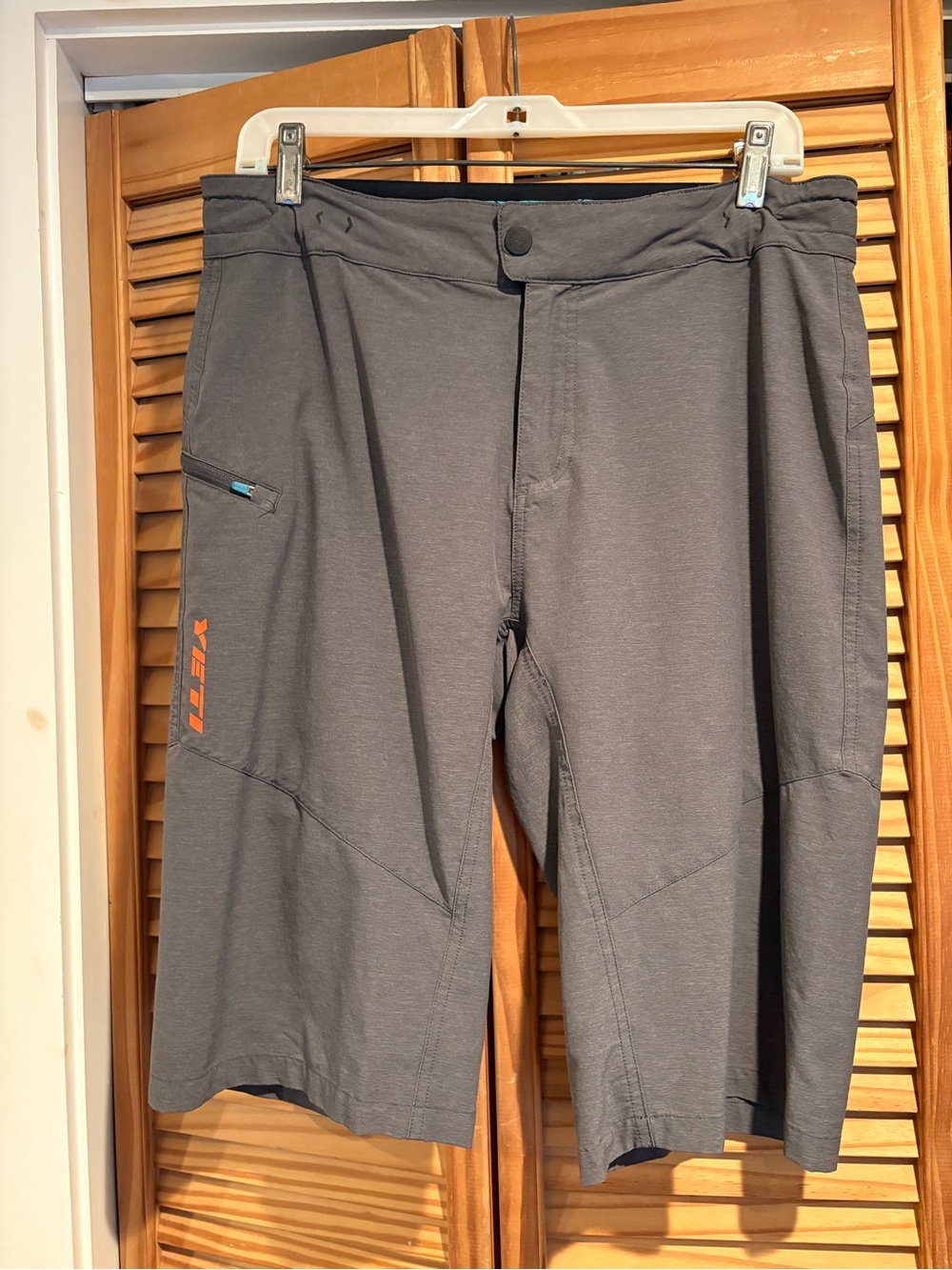 Yeti Men’s Shorts Cycling Biking Hiking athletic Medium Gray Gorpcore Outdoors